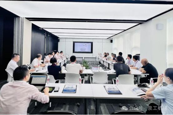 Întâlnirea de lansare standard din industrie pentru „Mașina de formare a cărămizii de beton (plăci) din imitație de piatră” și seminarul standard al industriei pentru „Mașină de formare a blocurilor” au avut loc cu succes la Grupul Quangong