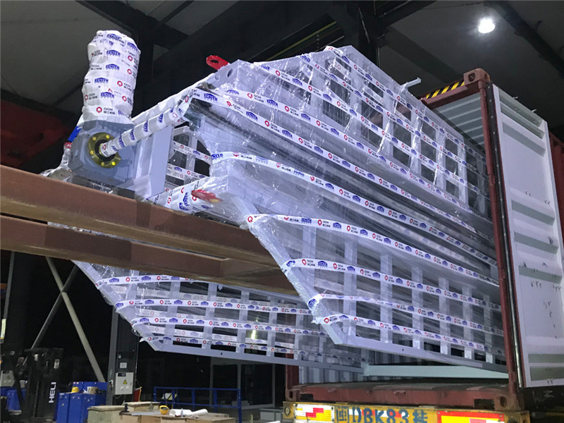 Mașina automată de blocare ZN900CG de la QGM cu sistem de suport de întărire a fost trimisă în El Salvador