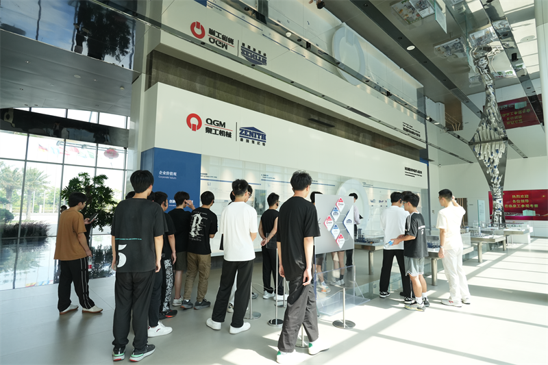 Universitatea Vocațională Liming a vizitat Fujian Quangong Machinery Co.,Ltd pentru un program de dezvoltare a locurilor de muncă.