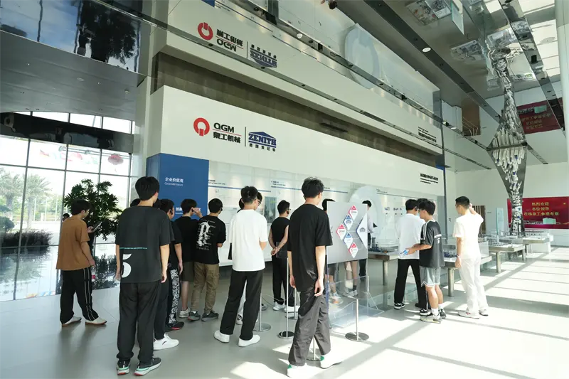 Universitatea Vocațională Liming a vizitat Fujian Quangong Machinery Co.,Ltd pentru un program de dezvoltare a locurilor de muncă.