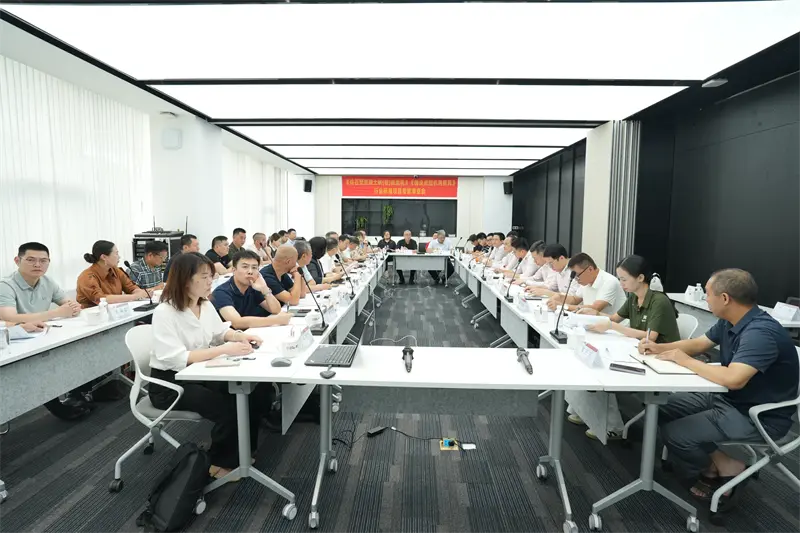 Conducerea dezvoltării standardelor din industrie! QGM a găzduit întâlnirea de revizuire a experților pentru standardele industriei „Mașină de formare a cărămizilor (plăci) de beton asemănător pietrei” și „Mașină de formare a blocurilor”.