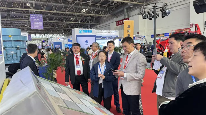 Adunarea de toamnă de aur pentru a vorbi despre producție inteligentă, puterea lui Quangong creează strălucire