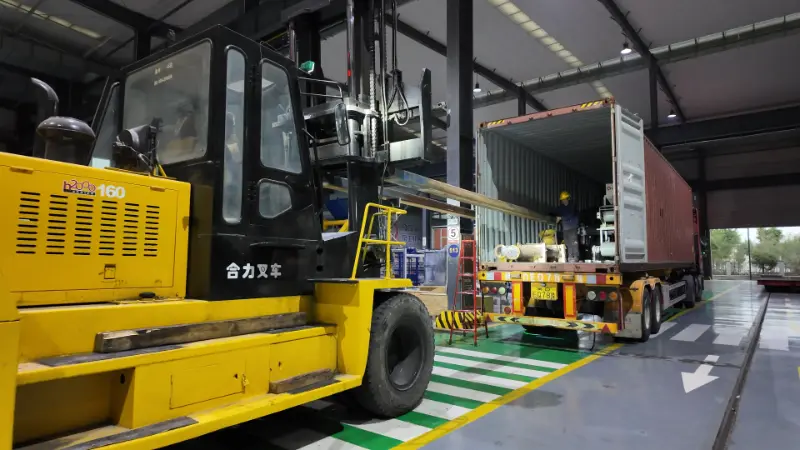 Navele masive poartă încredere, iar echipamentele fabricate inteligent se îndreaptă către destinații din întreaga lume.