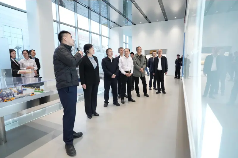 Domnul Liu Min, director general adjunct al Biroului de Economie Privată la Comisia Națională pentru Dezvoltare și Reformă (NDRC), și delegația sa au vizitat Quangong Machinery Co., Ltd. pentru un tur de inspecție și cercetare.