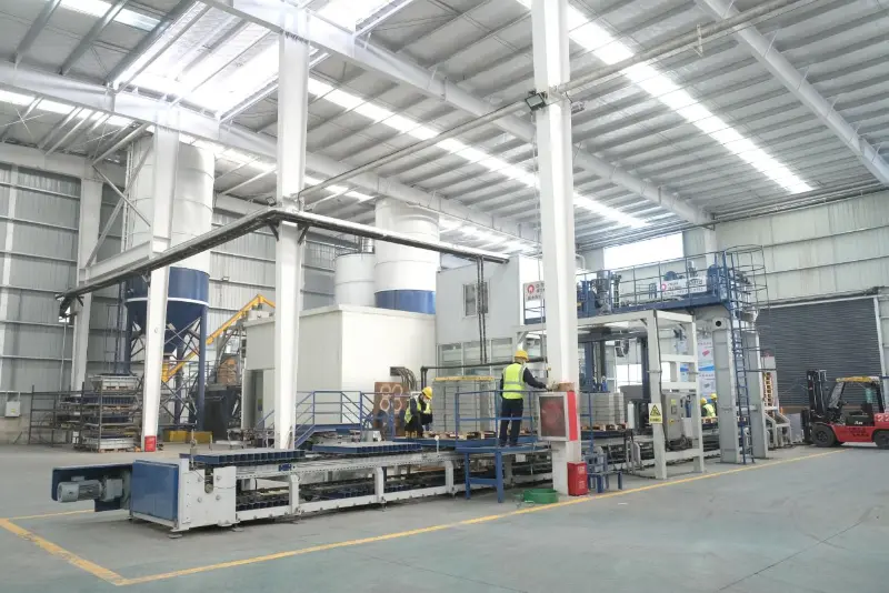 Mașină automată de pavaj pentru Asia de Sud-Est | Soluții eficiente de producție de pavele din beton